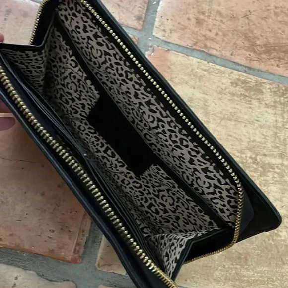๐HP๐ LINEA PELLE โจ Black Leather & Gold Stud Snake Reptile Embossed Zip Clutch - Picture 5 of 14